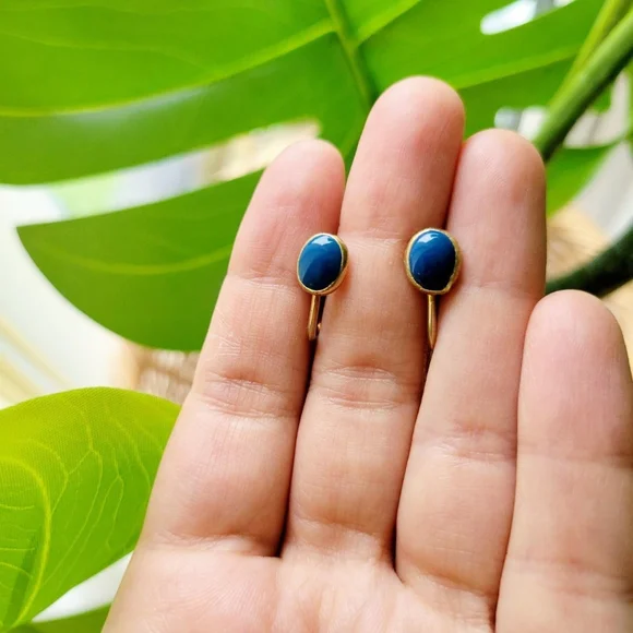 Vintage Pair of Dainty Blue Screwback Clip-On Earrings - Picture 6 of 8